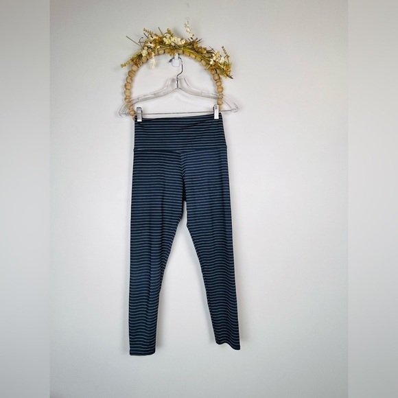 ONZIE STRIPED GRAY CROP HIGH WAIST LEGGINGS SIZE S/M workout Casul - Picture 1 of 5